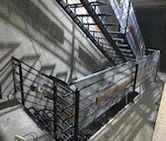 Ein Bild, das Treppe, Gebäude, Stahl, Geländer enthält.  Automatisch generierte Beschreibung